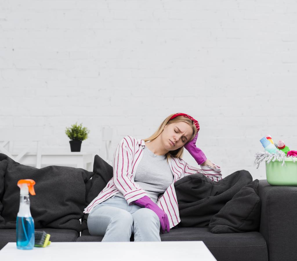 Como eliminar odores do sofá